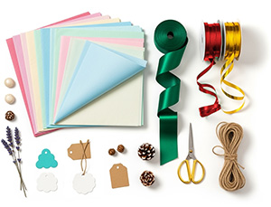 Étiquettes, ficelles, rubans, noeuds, ciseaux et fleurs séchés