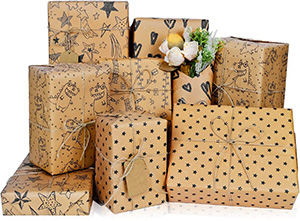 Tas de cadeaux emballés avec du papier Kraft beige