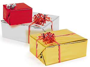 Cadeaux emballés avec du papier métal brillant